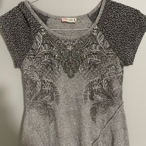 Grey T-Shirt with patterned jewels